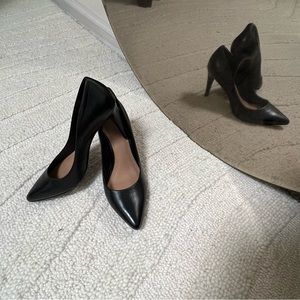 Tahari black pointed toe pumps